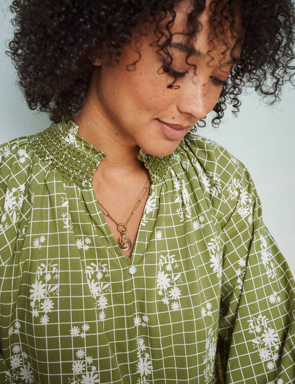 Chemisier imprimé détails smockés, manches blousantes (vert / écru) Chemisier imprimé détails smockés, manches blousantes (vert / écru)